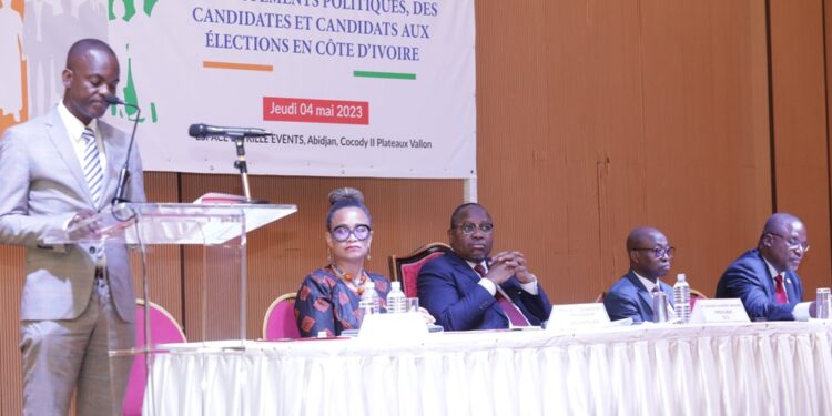 Les photos de la signature du code de bonne conduite des partis,…