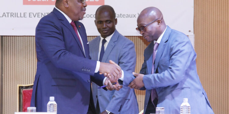 Les photos de la signature du code de bonne conduite des partis,…