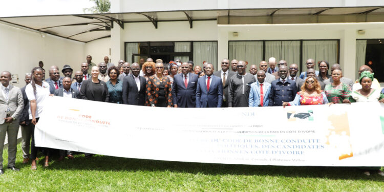 Les photos de la signature du code de bonne conduite des partis,…