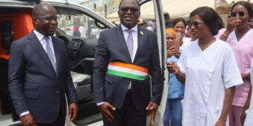 Attécoubé: Une ambulance remise au centre de santé urbain par les ministres Dimba et Paulin Danho