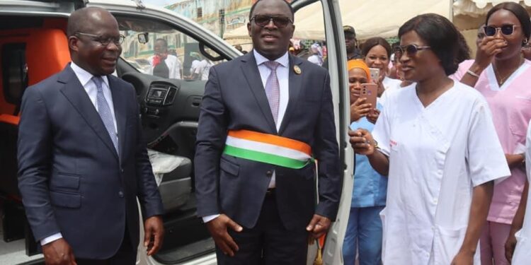 Attécoubé: Une ambulance remise au centre de santé urbain par les ministres Dimba et Paulin Danho