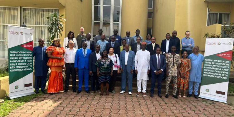 Les auditeurs francophones des institutions manipulant des agents pathogènes à haut risque en formation à Abidjan