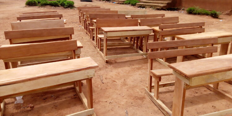 Katiola: La mutuelle WODAWOARI offre des table-bancs et matériels informatiques