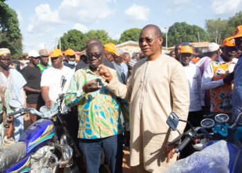 Rhdp Bagoué : Bruno Koné offre des motos aux secrétaires de section