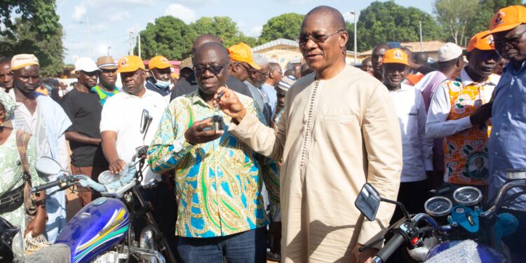 Rhdp Bagoué : Bruno Koné offre des motos aux secrétaires de section