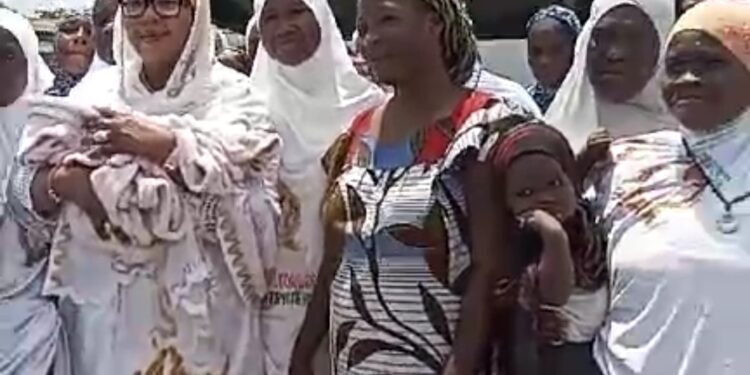 Action sociale / Hôpital Général d’Anyama  Fatim BAMBA honore une cérémonie de dons à la maternité.