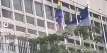 Le gouvernement ivoirien réagit au drapeau LGBTQ hissé au siège de l&rsquo;UE à Abidjan-Plateau.