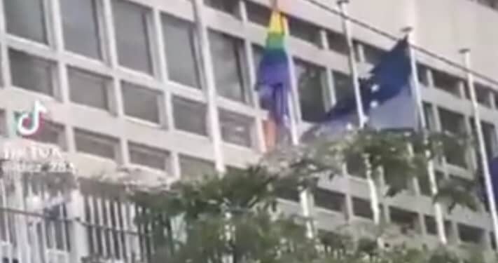 Le gouvernement ivoirien réagit au drapeau LGBTQ hissé au siège de l’UE à Abidjan-Plateau.