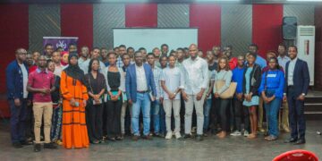 Études à l&rsquo;étranger : Le DG Hervé Koffi partage son parcours avec les étudiants de l&rsquo;INPHB de Yamoussoukro