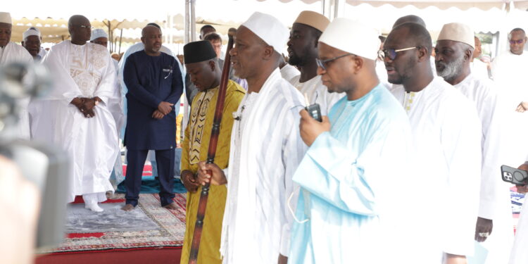 Les images de la prière de la fête de Tabaski ou Aïd-El-Kébir à la mosquée de la Riviera Golf en présence du chef de l’Etat Alassane Ouattara. (Photos : Saint Cyrille)