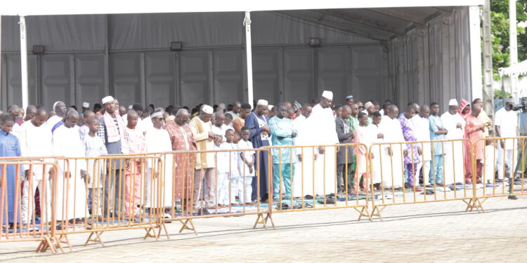 Les images de la prière de la fête de Tabaski ou Aïd-El-Kébir à la mosquée de la Riviera Golf en présence du chef de l’Etat Alassane Ouattara. (Photos : Saint Cyrille)
