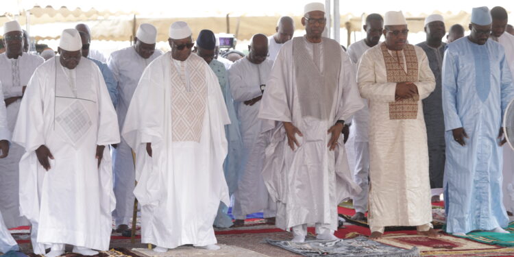 Les images de la prière de la fête de Tabaski ou Aïd-El-Kébir à la mosquée de la Riviera Golf en présence du chef de l’Etat Alassane Ouattara. (Photos : Saint Cyrille)