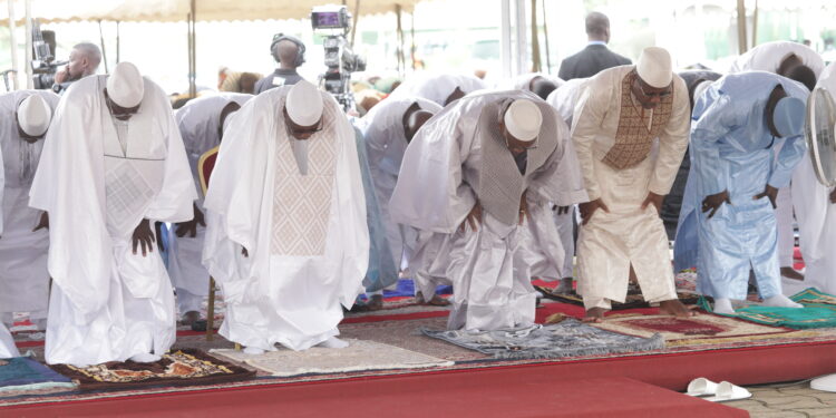 Les images de la prière de la fête de Tabaski ou Aïd-El-Kébir à la mosquée de la Riviera Golf en présence du chef de l’Etat Alassane Ouattara. (Photos : Saint Cyrille)