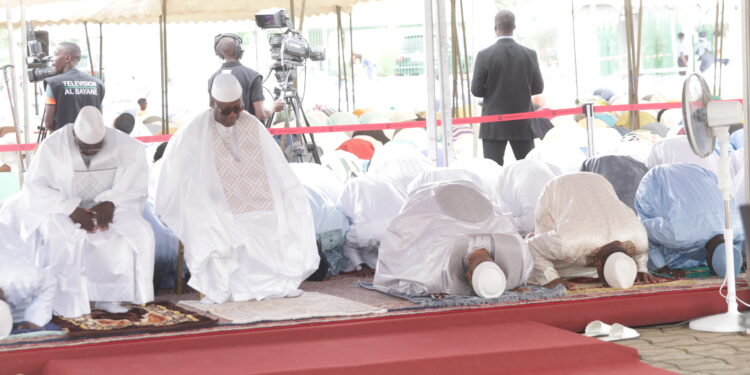 Les images de la prière de la fête de Tabaski ou Aïd-El-Kébir à la mosquée de la Riviera Golf en présence du chef de l’Etat Alassane Ouattara. (Photos : Saint Cyrille)