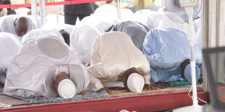 Les images de la prière de la fête de Tabaski ou Aïd-El-Kébir à la mosquée de la Riviera Golf en présence du chef de l’Etat Alassane Ouattara. (Photos : Saint Cyrille)