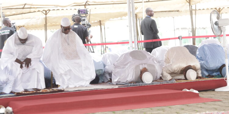 Les images de la prière de la fête de Tabaski ou Aïd-El-Kébir à la mosquée de la Riviera Golf en présence du chef de l’Etat Alassane Ouattara. (Photos : Saint Cyrille)
