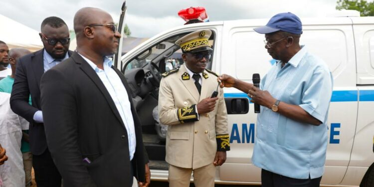 Développement local/Ahoussou offre une ambulance à Lomokankro et vante les mérites de Ouattara