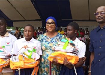 Anyama: Fatim Bamba récompense les meilleurs élèves et enseignants du Lycée Alassane Ouattara