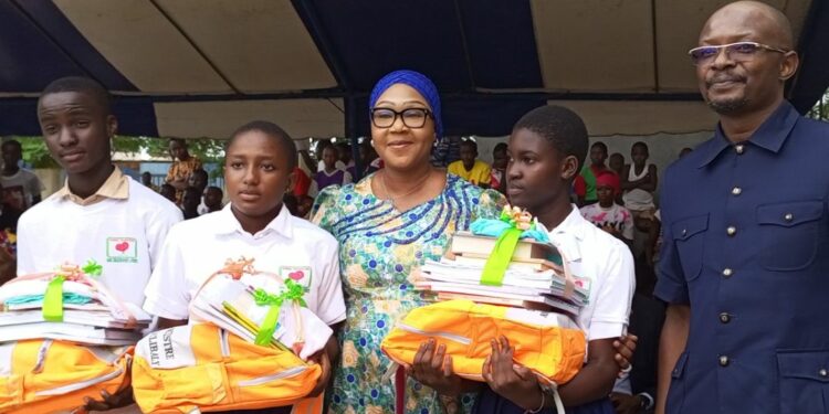 Anyama: Fatim Bamba récompense les meilleurs élèves et enseignants du Lycée Alassane Ouattara