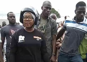 Anyama: Fatim Bamba, candidate du Rhdp offre plus de 1000 casques aux motocyclistes