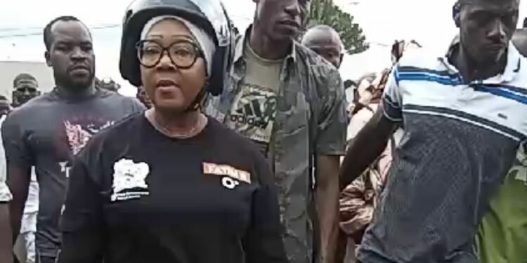 Anyama: Fatim Bamba, candidate du Rhdp offre plus de 1000 casques aux motocyclistes