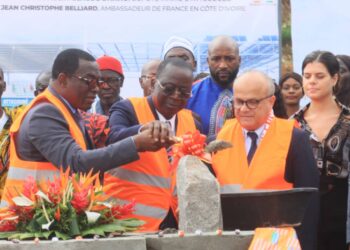 Jeannot Ahoussou, Président du Sénat et le ministre des Sports Paulin Claude Danho, ont  procédé à la pose de la première pierre de la piscine Olympique d’Attécoubé en présence de l’Ambassadeur de France en Côte d’Ivoire