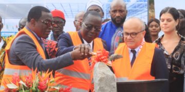 Jeannot Ahoussou, Président du Sénat et le ministre des Sports Paulin Claude Danho, ont  procédé à la pose de la première pierre de la piscine Olympique d&rsquo;Attécoubé en présence de l&rsquo;Ambassadeur de France en Côte d&rsquo;Ivoire