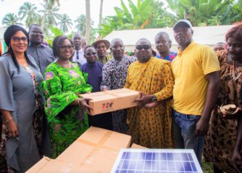 Actions sociales: L’épouse d&rsquo;Adama Bictogo offre 200 lampes solaires aux populations de l’Ile Boulay 2