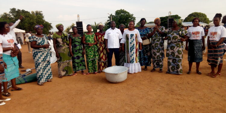 FRONAN/Autonomisation de la femme : Kinapara Coulibaly offre des matériels aux femmes.