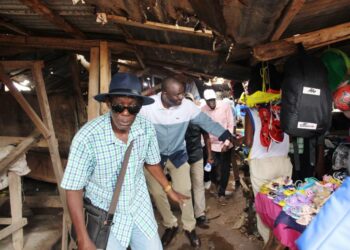 Délabrement avancé du marché de Tiassalé : révolté, Alpha Sanogo promet un nouvel édifice dès son élection.