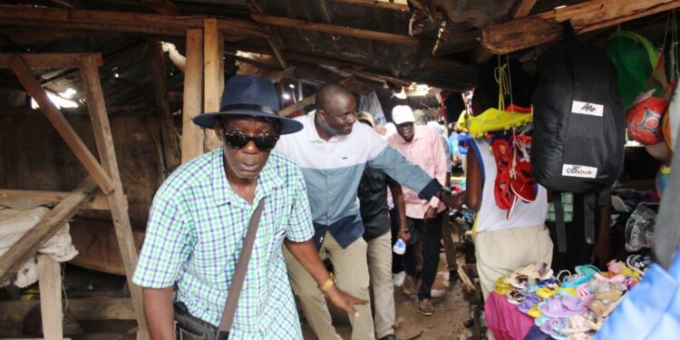 Délabrement avancé du marché de Tiassalé : révolté, Alpha Sanogo promet un nouvel édifice dès son élection.