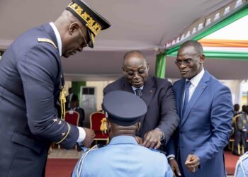 Police ivoirienne: 467 élèves commissaires et officiers reçoivent leurs épaulettes