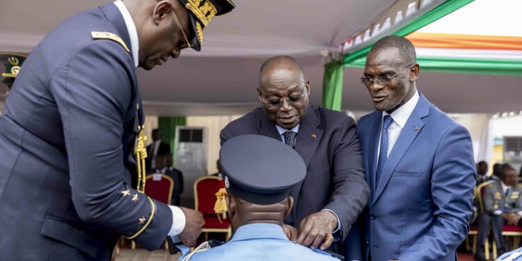 Police ivoirienne: 467 élèves commissaires et officiers reçoivent leurs épaulettes