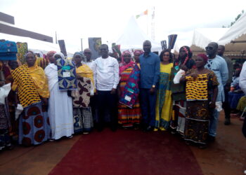 Katiola : Thomas Camara célèbre les mamans avec plus de 1000 complets de pagne.