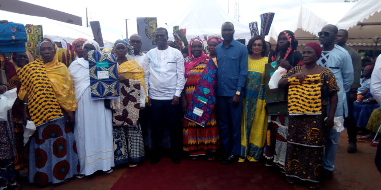 Katiola : Thomas Camara célèbre les mamans avec plus de 1000 complets de pagne.