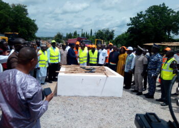 FRONAN : Kinapara Coulibali donne le coup de pelle des travaux de bitumage de la voirie.