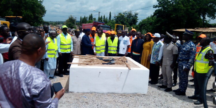 FRONAN : Kinapara Coulibali donne le coup de pelle des travaux de bitumage de la voirie.