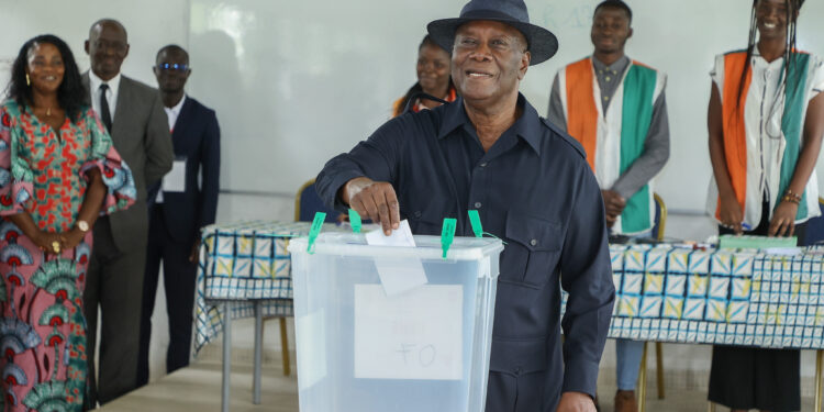 Municipales et régionales 2023: après son vote, Ouattara salue la vitalité démocratique