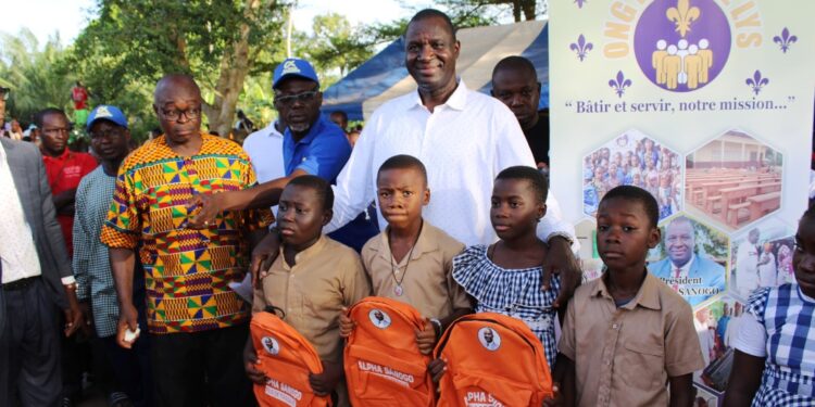 Rentrée scolaire: Alpha Sanogo offre 5.000 kits scolaires aux écoles primaires de Tiassalé