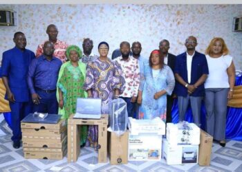 Anyama: Fatim Bamba dote la Mairie d&rsquo;outils informatiques.