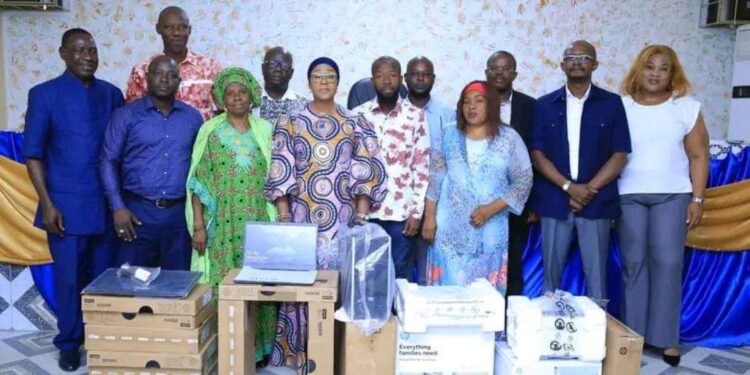 Anyama: Fatim Bamba dote la Mairie d’outils informatiques.