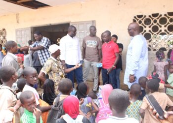 Tiassalé:  le futur maire, Alpha Sanogo fait un important don aux écoles primaires