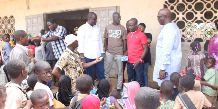 Tiassalé:  le futur maire, Alpha Sanogo fait un important don aux écoles primaires