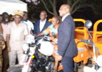 Tiébissou : le ministre Tiémoko fait don de matériels aux acteurs de l’aquaculture