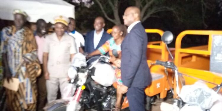 Tiébissou : le ministre Tiémoko fait don de matériels aux acteurs de l’aquaculture