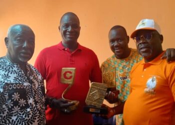 Grand prix Cultura 2023, le journaliste Diarra Tiémoko présente son trophée à Alpha Sanogo