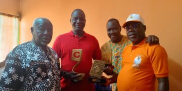 Grand prix Cultura 2023, le journaliste Diarra Tiémoko présente son trophée à Alpha Sanogo