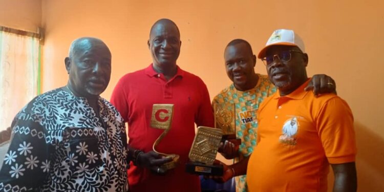 Grand prix Cultura 2023, le journaliste Diarra Tiémoko présente son trophée à Alpha Sanogo