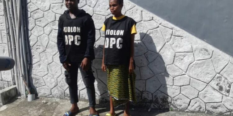 Le film de l’arrestation du présumé meurtrier de l’institutrice et son fils à Man