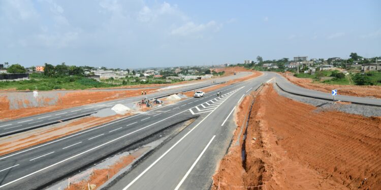 Abidjan/Après une visite du chantier, Amédé  assure : « D’ici au 10 décembre, la Y4 sera circulable. »